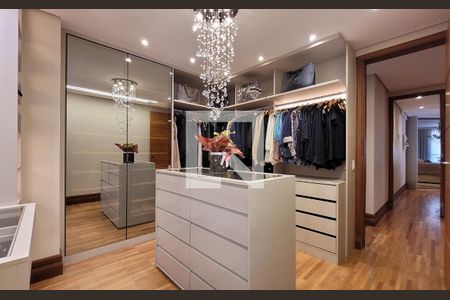 Apartamento à venda com 385m², 4 quartos e 4 vagas Apartamento à venda com 385m², 4 quartos e 4 vagasCloset