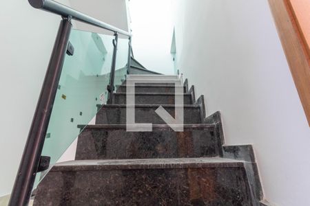 Casa à venda com 117m², 2 quartos e 2 vagasEscada