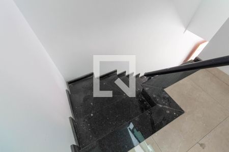 Casa à venda com 117m², 2 quartos e 2 vagasEscada