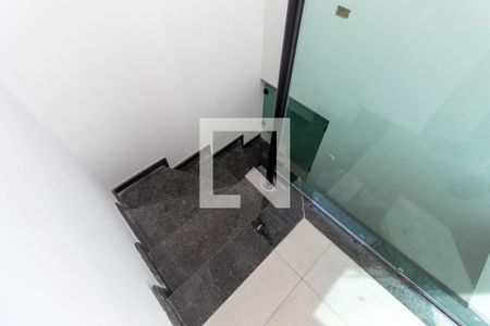 Casa à venda com 117m², 2 quartos e 2 vagasEscada