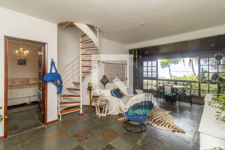 Sala de casa à venda com 8 quartos, 280m² em Jardim Guanabara, Rio de Janeiro