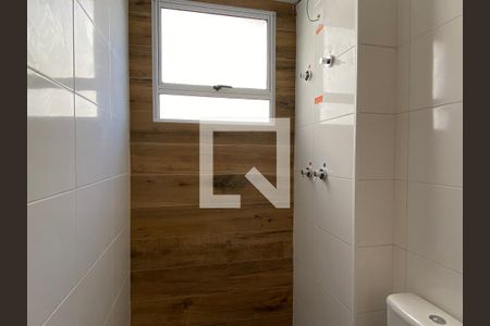 Banheiro de apartamento à venda com 2 quartos, 48m² em Morro Santana, Porto Alegre