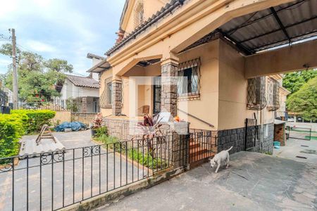 Casa à venda com 600m², 4 quartos e 5 vagas Casa à venda com 600m², 4 quartos e 5 vagasFachada