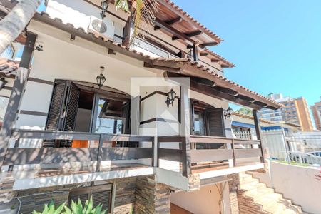 Casa para alugar com 385m², 6 quartos e 3 vagas Casa para alugar com 385m², 6 quartos e 3 vagasFachada