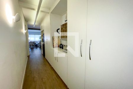 Corredor de apartamento para alugar com 2 quartos, 165m² em Pinheiros, São Paulo