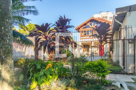 Casa à venda com 497m², 4 quartos e 3 vagas Casa à venda com 497m², 4 quartos e 3 vagasFachada