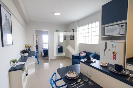 Sala/Cozinha de apartamento para alugar com 1 quarto, 38m² em Centro, Curitiba