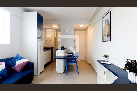 Sala/Cozinha de apartamento para alugar com 1 quarto, 38m² em Centro, Curitiba