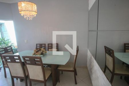 Sala de casa de condomínio para alugar com 4 quartos, 160m² em Taquara, Rio de Janeiro