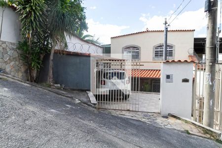 Casa à venda com 360m², 3 quartos e 2 vagasFachada