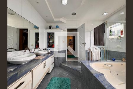 Casa à venda com 335m², 5 quartos e 3 vagasBanheiro da Suíte 1