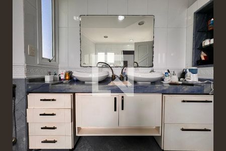 Casa à venda com 335m², 5 quartos e 3 vagasBanheiro da Suíte 1