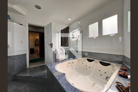 Casa à venda com 335m², 5 quartos e 3 vagasBanheiro da Suíte