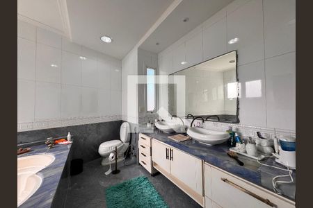 Casa à venda com 335m², 5 quartos e 3 vagasBanheiro da Suíte 1