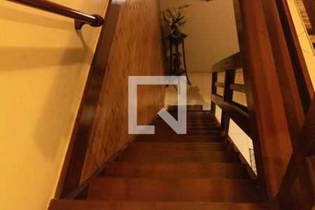 Casa de condomínio à venda com 160m², 3 quartos e 1 vagaEscada