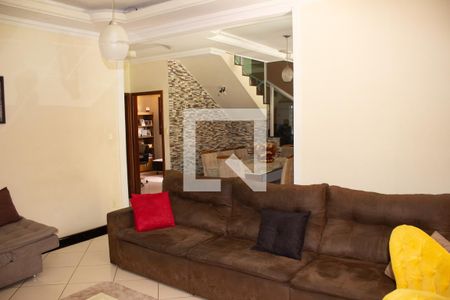 Sala 1 de casa à venda com 4 quartos, 170m² em Lúcio de Abreu, Contagem