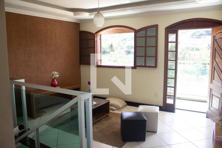 Sala 2 de casa à venda com 4 quartos, 170m² em Lúcio de Abreu, Contagem