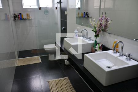 Casa à venda com 322m², 4 quartos e 4 vagas Casa à venda com 322m², 4 quartos e 4 vagasBanheiro