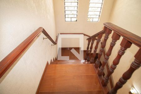 Casa para alugar com 650m², 6 quartos e 4 vagas Casa para alugar com 650m², 6 quartos e 4 vagasEscada