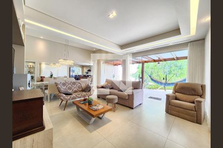 Casa de condomínio à venda com 290m², 4 quartos e 4 vagasSala