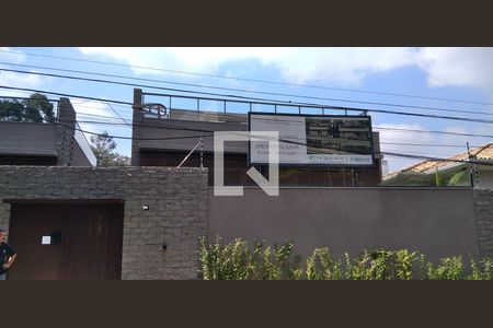 Casa de condomínio à venda com 523m², 4 quartos e 4 vagas Casa de condomínio à venda com 523m², 4 quartos e 4 vagasFachada