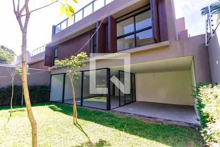 Casa de condomínio à venda com 548m², 4 quartos e 4 vagas Casa de condomínio à venda com 548m², 4 quartos e 4 vagasFachada