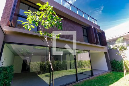 Casa de condomínio à venda com 548m², 4 quartos e 4 vagas Casa de condomínio à venda com 548m², 4 quartos e 4 vagasFachada