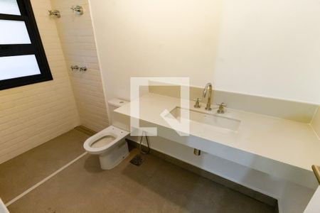 Casa de condomínio à venda com 548m², 4 quartos e 4 vagas Casa de condomínio à venda com 548m², 4 quartos e 4 vagasBanheiro da Suíte 1