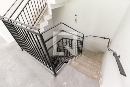 Casa de condomínio à venda com 548m², 4 quartos e 4 vagas Casa de condomínio à venda com 548m², 4 quartos e 4 vagasEscada acesso