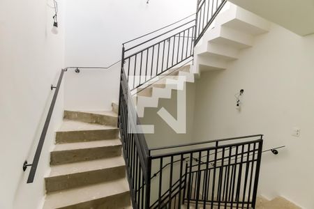 Casa de condomínio à venda com 548m², 4 quartos e 4 vagas Casa de condomínio à venda com 548m², 4 quartos e 4 vagasEscada acesso