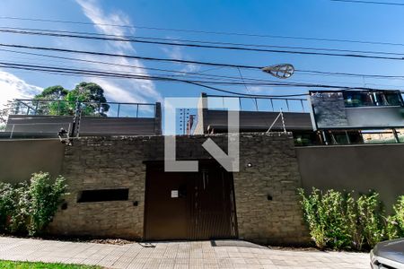 Casa de condomínio à venda com 548m², 4 quartos e 4 vagas Casa de condomínio à venda com 548m², 4 quartos e 4 vagasFachada e portaria