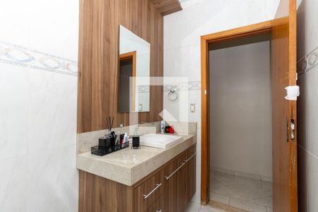 Casa à venda com 300m², 3 quartos e 8 vagasBanheiro Corredor