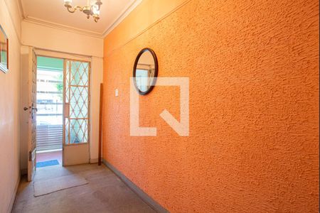 Casa à venda com 450m², 3 quartos e 4 vagasCorredor de entrada da casa