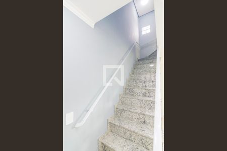 Apartamento à venda com 110m², 2 quartos e 2 vagas Apartamento à venda com 110m², 2 quartos e 2 vagasEscada