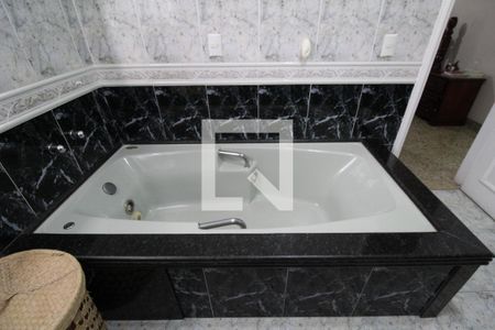 Casa à venda com 350m², 3 quartos e 3 vagasBanheiro da suíte 1