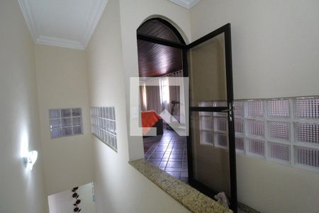 Casa à venda com 350m², 3 quartos e 3 vagasEscada para o último andar