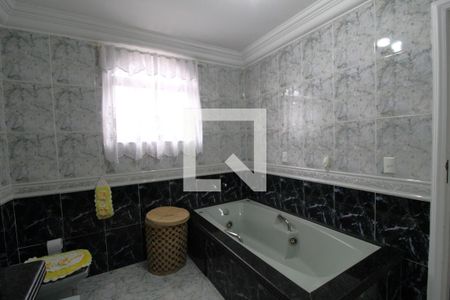 Casa à venda com 350m², 3 quartos e 3 vagasBanheiro da suíte 1