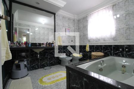 Casa à venda com 350m², 3 quartos e 3 vagasBanheiro da suíte 1