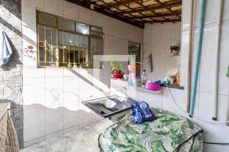 Casa à venda com 98m², 2 quartos e 1 vagaÁrea de serviço