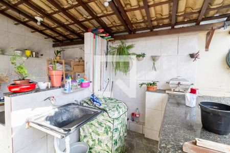 Casa à venda com 98m², 2 quartos e 1 vagaÁrea de serviço