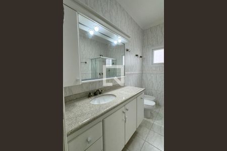 Casa de condomínio à venda com 400m², 4 quartos e 4 vagasBanheiro da Suíte 1