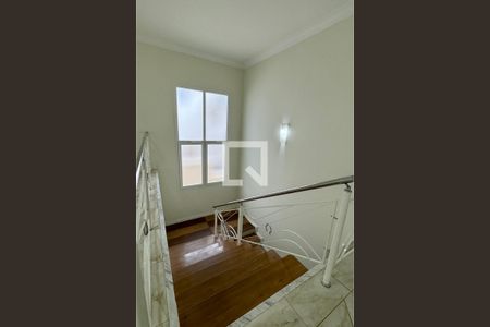 Casa de condomínio à venda com 400m², 4 quartos e 4 vagasEscada