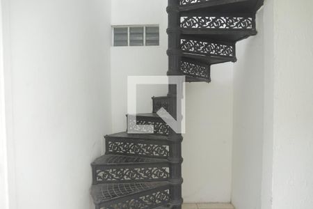 Casa à venda com 400m², 18 quartos e sem vagaEscada 1