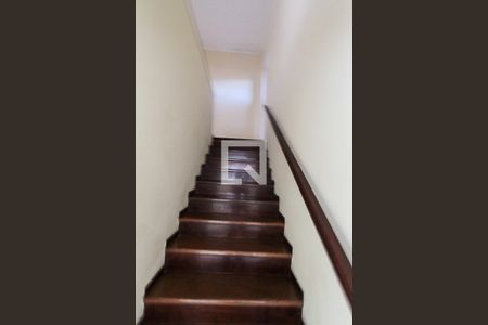 Escala de casa para alugar com 3 quartos, 200m² em Jardim Teresa, São Paulo