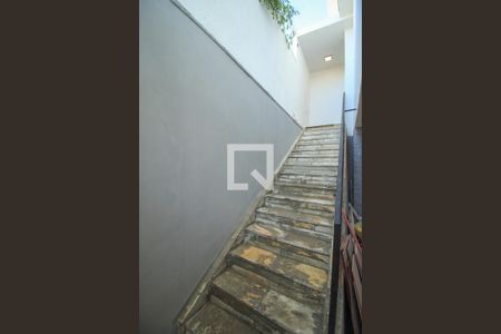 Casa à venda com 200m², 3 quartos e 2 vagasEscada