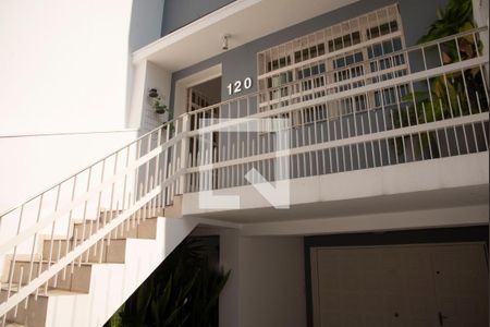 Casa à venda com 240m², 2 quartos e 3 vagas Casa à venda com 240m², 2 quartos e 3 vagasFachada