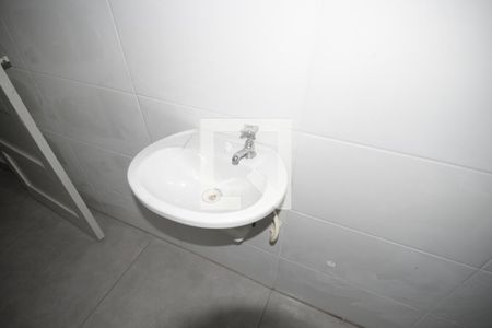 Banheiro de kitnet/studio para alugar com 1 quarto, 45m² em Liberdade, São Paulo