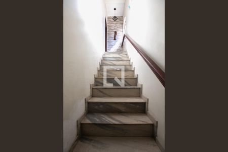 Casa à venda com 269m², 4 quartos e 5 vagas Casa à venda com 269m², 4 quartos e 5 vagasEscada