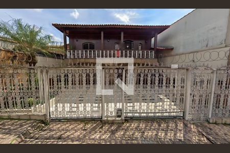 Casa à venda com 269m², 4 quartos e 5 vagas Casa à venda com 269m², 4 quartos e 5 vagasFachada