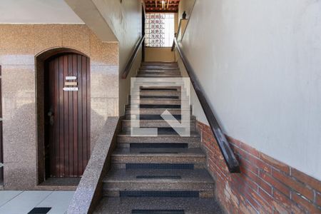 Casa à venda com 269m², 4 quartos e 5 vagas Casa à venda com 269m², 4 quartos e 5 vagasEscada / Entrada